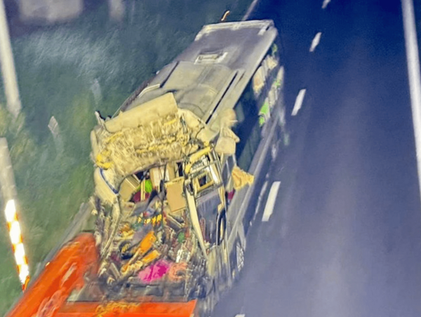 Xe khách tông vào đuôi container trên cao tốc Vĩnh Hảo-Phan Thiết làm 1 người chết