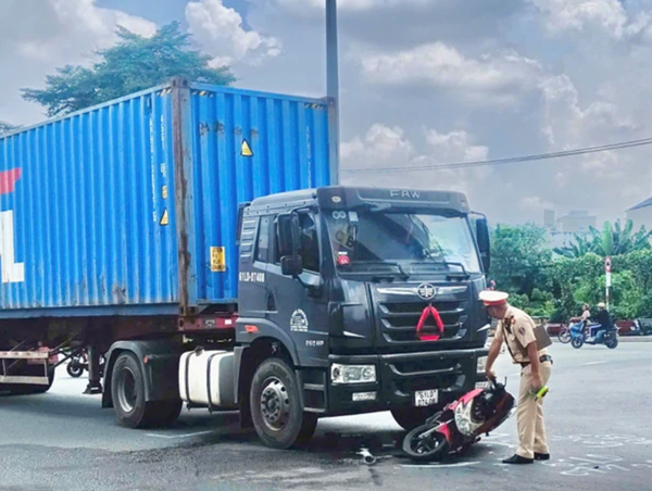 Nam thanh niên bị hất container hất văng sau va chạm giao thông