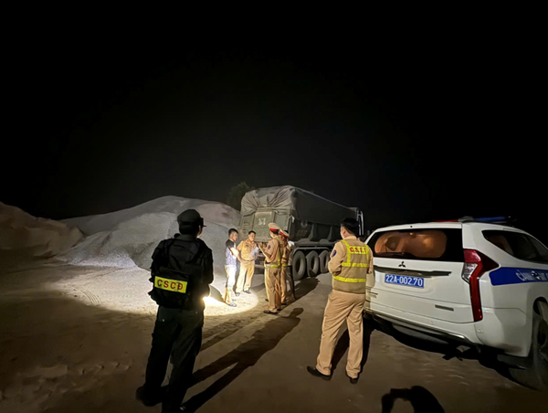 CSGT truy đuổi hơn 30km bắt xe đầu kéo chở quá tải