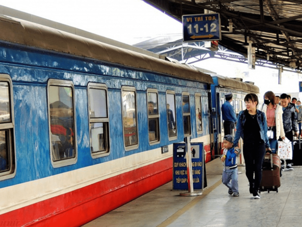 Có những ưu đãi gì khi người dân mua vé tàu Tết Ất Tỵ 2025?