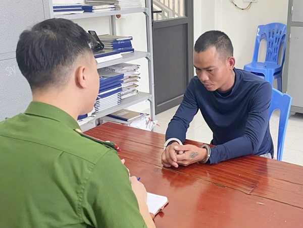 Tạm giữ tài xế vi phạm nồng độ cồn tấn công CSGT khi bị dừng xe