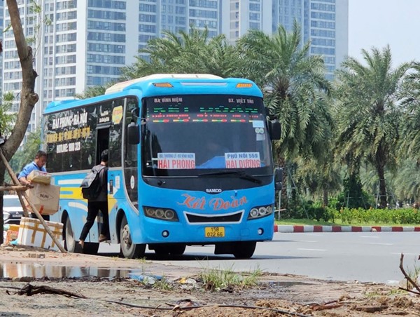 Xe khách Kết Đoàn đủ cách lách luật, náo loạn đường phố