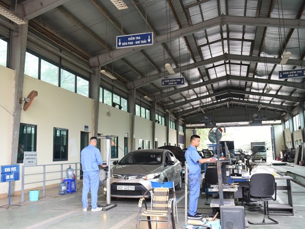 Đề xuất ký hợp đồng với đăng kiểm viên hưởng án treo để tránh ùn tắc đăng kiểm