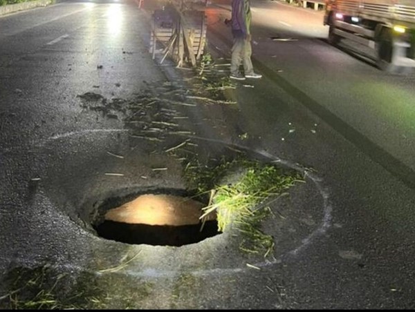 Bắc Ninh: hố “tử thần” xuất hiện giữa đường gây ách tắc cục bộ