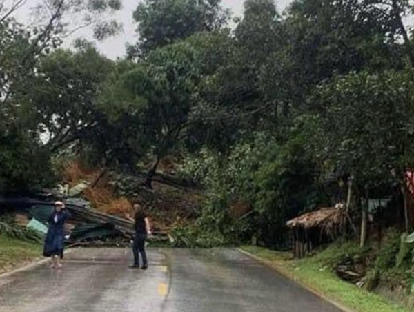 Hà Giang: Phân luồng giao thông sau sạt lở nghiêm trọng trên Quốc lộ 2
