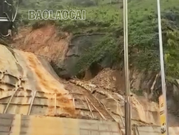 Trạm thu phí BOT Lào Cai - Sa Pa tạm dừng hoạt động do sạt lở