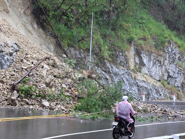 Sạt lở trên đèo Prenn ở Đà Lạt, đất đá tràn xuống lòng đường