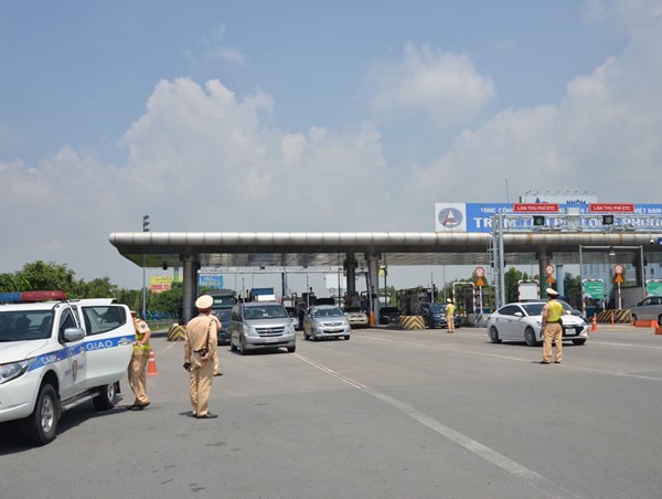 Đề xuất phạt 30-40 triệu đồng, trừ hết điểm bằng lái khi đi ngược chiều, lùi xe trên cao tốc