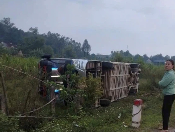 Lật xe khách khiến 2 hành khách tử vong