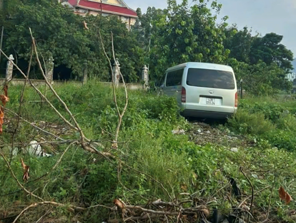 Vi phạm tốc độ, tài xế bỏ ô tô nhảy xuống ao để trốn CSGT