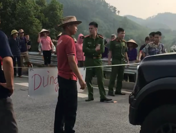 Người dân căng dây chặn ngang đường cao tốc Tuyên Quang - Phú Thọ