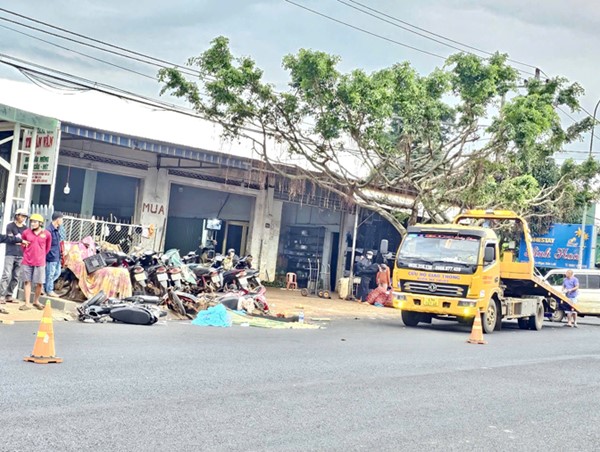 Đắk Lắk: xe máy va chạm với ô tô, một em học sinh tử vong