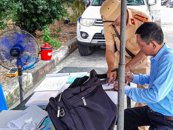 Tài xế ô tô đi ngược chiều trên cao tốc Nội Bài - Lào Cai bị phạt 17 triệu đồng