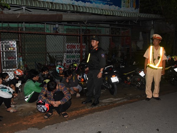 Khống chế 26 đối tượng hẹn nhau đua xe xuyên tỉnh trên Quốc lộ 1