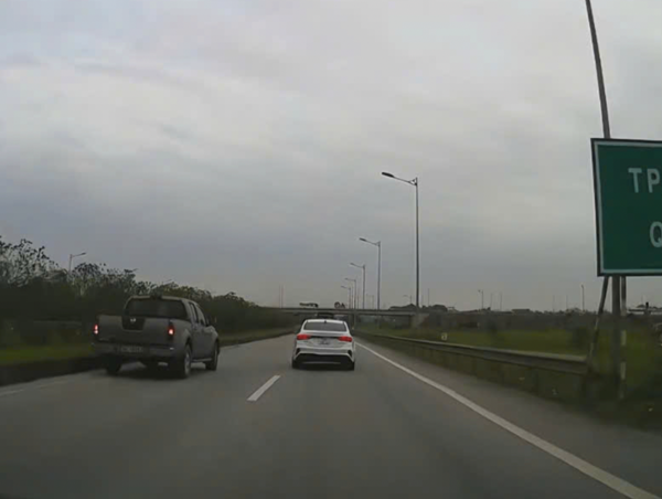 Lập biên bản tài xế điều khiển xe bán tải đi lùi trên cao tốc Hà Nội - Thái Nguyên