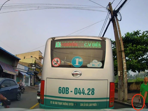 Đình chỉ tài xế và nhân viên xe buýt đánh người đi xe máy ở Đồng Nai