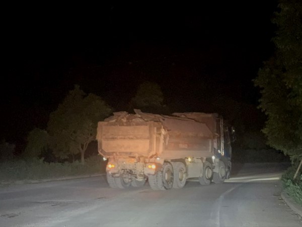 Đoàn xe tải chở bùn đất, rầm rập suốt đêm đi san lấp đất nông nghiệp