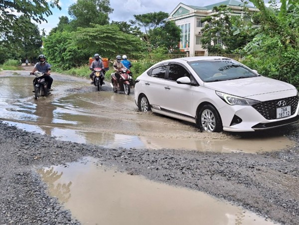 Quảng Ngãi: 12 năm làm chưa xong tuyến đường gần 900m