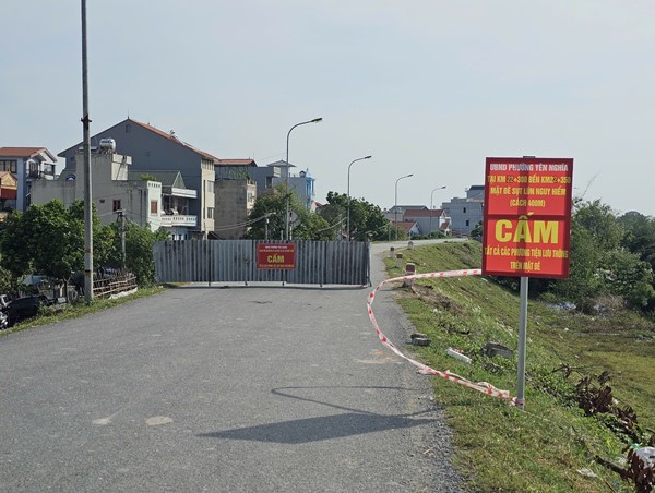 Tạm cấm phương tiện di chuyển trên đê Yên Nghĩa do xuất hiện 3 điểm sụt lún