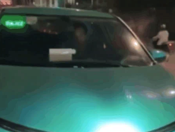 Tước giấy phép lái xe tài xế taxi đi ngược chiều trên phố Giảng Võ