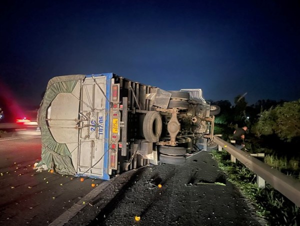 Đánh lái tránh xe con, xe tải lật trên cao tốc Hà Nội - Lào Cai