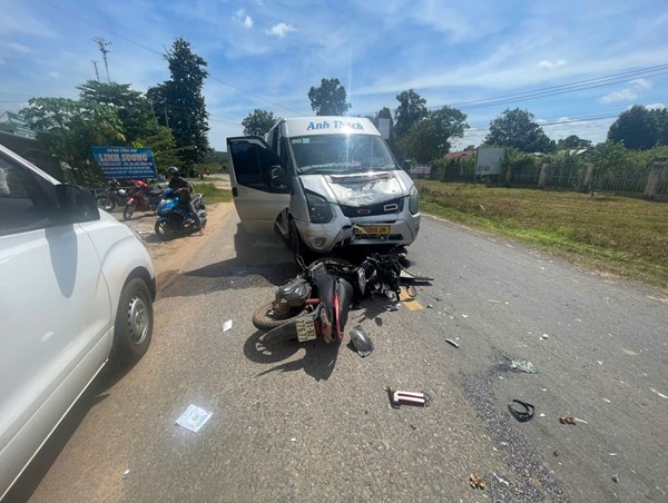 Va chạm với xe khách, 4 mẹ con trên một xe máy thương vong