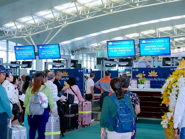 Khai trương đường bay thẳng đầu tiên kết nối Hà Nội đến Phnom Pênh