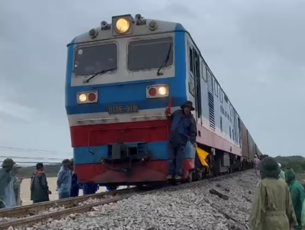 Thông tuyến đường sắt Bắc - Nam đoạn qua Quảng Trị sau ảnh hưởng của bão