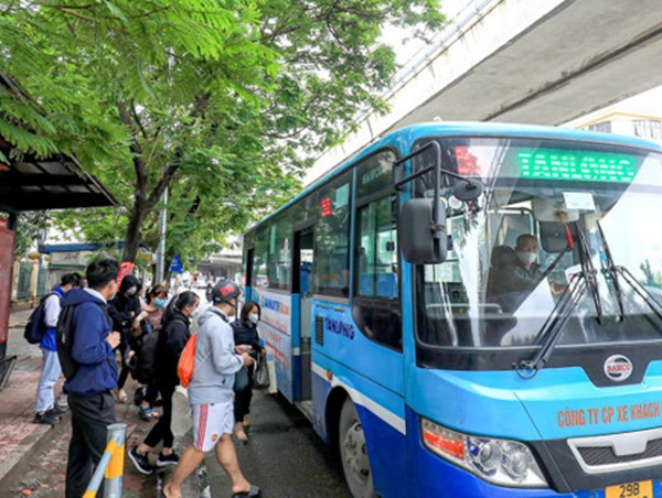 Hà Nội: những đối tượng được dùng thẻ xe buýt miễn phí không thời hạn?