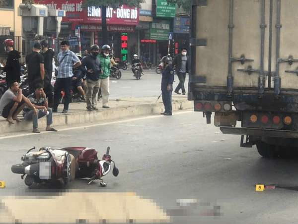 Hà Nội: Va chạm với xe tải, cô gái đi xe máy tử vong lại chỗ