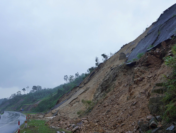 Cao tốc La Sơn - Túy Loan sạt lở nghiêm trọng sau bão Trà Mi