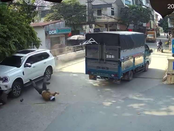 Hà Nội: Ô tô mất lái lao vào đoàn người đi đưa tang, 4 người thương vong