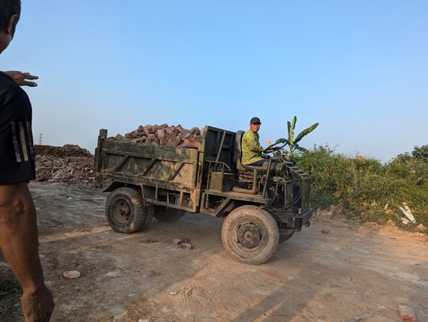 Xe đổ phế thải ngang nhiên giữa ban ngày