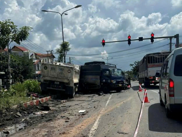 Xe ben lao vào đám đông đang chờ đèn đỏ khiến một người tử vong tại chỗ