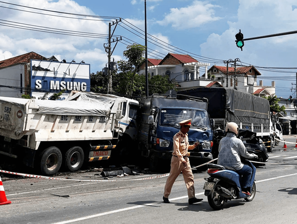 Bình Dương: Tạm giữ tài xế xe ben đâm liên hoàn vào các phương tiện đang dừng đèn đỏ