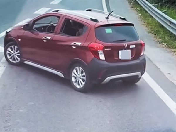 Nữ tài xế quay đầu ô tô trên cao tốc Pháp Vân - Cầu Giẽ do đi nhầm đường