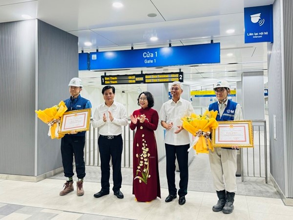 Trao bằng khen cho nhà thầu Metro số 1 Bến Thành - Suối Tiên