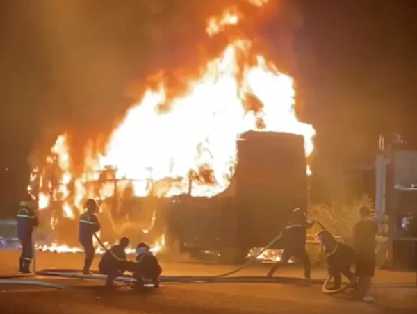 Xe khách giường nằm bốc cháy ngùn ngụt trong đêm