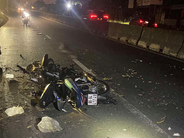 Xe máy lao vào cột đèn, một thanh niên tử vong