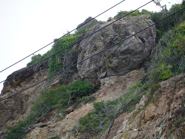 Nổ mìn xử lý khối đá “treo” trên đường Nha Trang đi sân bay Cam Ranh