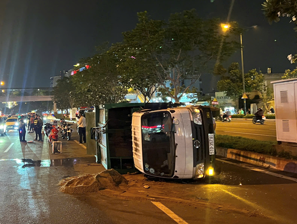 Xe chở rác lật nhào sau khi húc vào dải phân cách