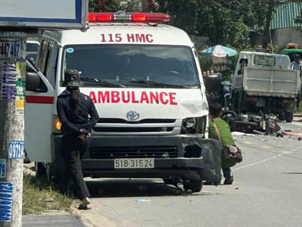 Long An: Va chạm với xe cứu thương, người phụ nữ đi xe máy tử vong