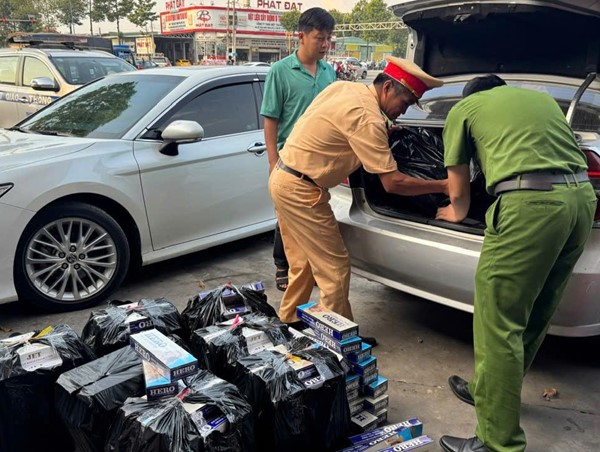 CSGT Bình Dương bắt giữ xe con chở đầy thuốc lá lậu