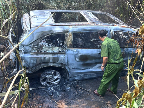 Tìm thấy tài xế rơi xuống vực sau khi nhảy khỏi ô tô bị cháy trên đèo Con Ó