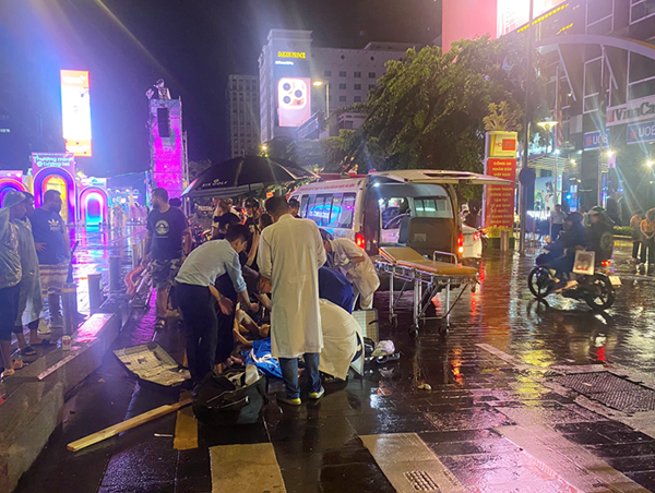 Truy tìm thanh niên lái xe đâm 2 người nước ngoài bị thương trên phố đi bộ Nguyễn Huệ