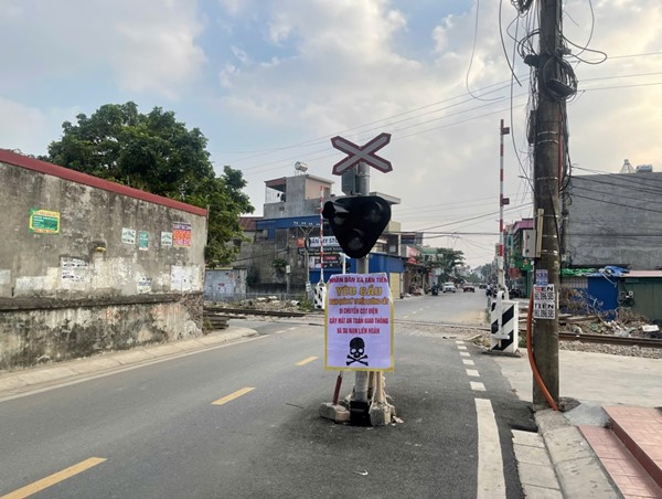 Nguy hiểm tiềm ẩn từ cột đèn tín hiệu đường sắt nằm giữa đường