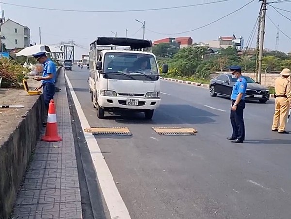 Xử lý xe quá tải, ngăn nguy cơ sập cầu Đuống