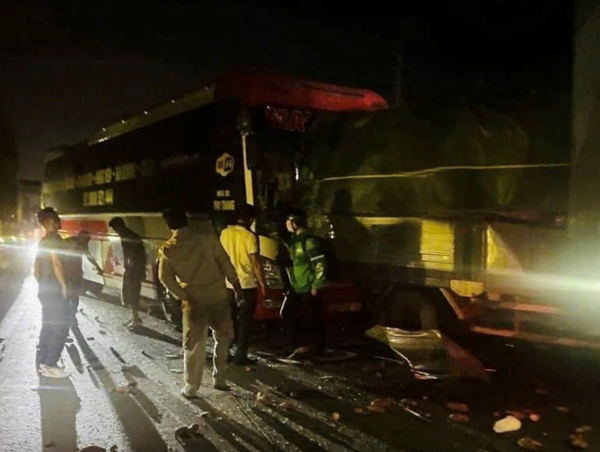 Tai nạn liên hoàn 4 ô tô gây ùn tắc cục bộ trên quốc lộ 5