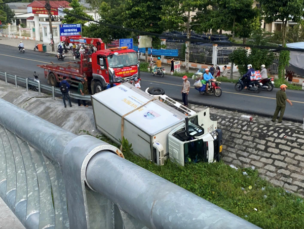 Xe tải mất lái, lật nhào xuống dưới dốc cầu