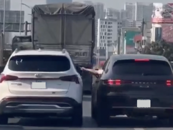 Tài xế Porsche Macan đi làn khẩn cấp, đập gương ô tô Hyundai trên vành đai 3